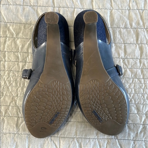 Tsubo Blue Heels with Classic Mary Jane Design - Picture 4 of 7